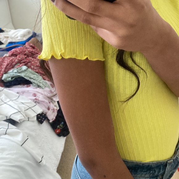 🌻 5/$15 Lettuce Trim Yellow T Shirt - Picture 2 of 2